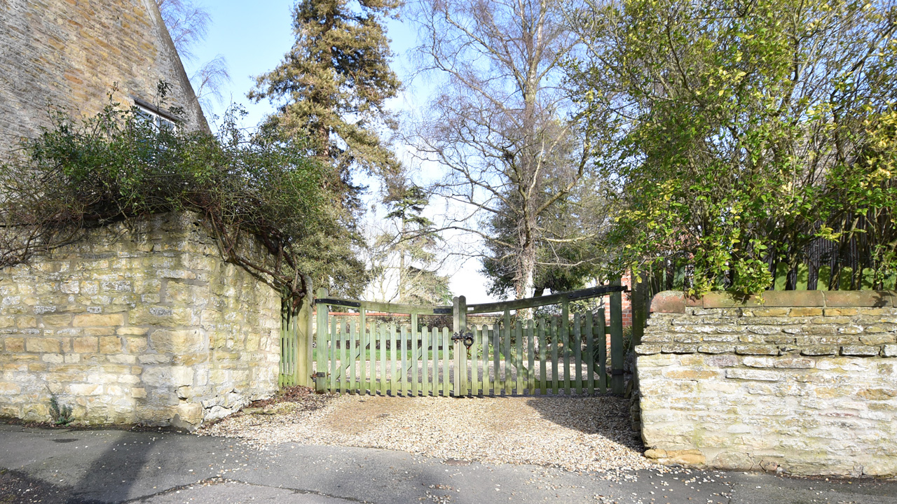 Post Office Cottage Gated Driveway